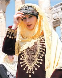 اللباس التقليدي للبلدان العربية  Images?q=tbn:ANd9GcSzWjCtVER9gqgyVBrrY9YoFBMa0-WTkNeLfFOZeObqV28GNfYUjg