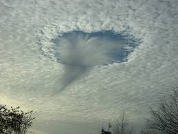 Nuvole bucate - Punch Clouds - Fallstreak hole Images?q=tbn:ANd9GcT7zEkIquhO7zSl3DKJUhzDhvFg9ljwnDpKcioHViyPGzGQ5uqkcg