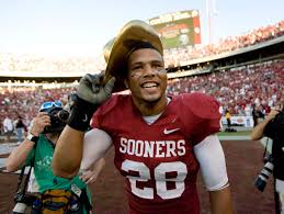 Oklahoma\u0026#39;s Travis Lewis celebrates with the Golden Hat Trophy after beating Texas. - ut-ou-0010