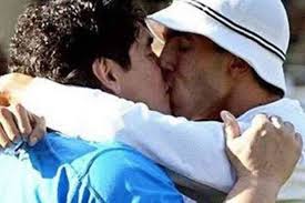 Resultado de imagen para maradona besandose con un hombre