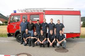Die Bildechinger Feuerwehr freut sich über das Leistungszeichen in Silber (stehend, von links): Hans-Peter Gramer, Andreas Ormos, Marco Lohmiller, ... - media.media.829979ee-2887-4cb3-9c9d-5d6e9f54bae6.normalized