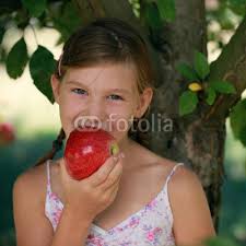 <b>Markus Mainka</b> - Portfolio ansehen. Mädchen isst einen Apfel - 400_F_47796478_83iSlqQ783EozYnMkmILO8MAyBzRXIBW