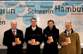 Begrüßten die Expedition Zukunft in Rostock/Warnemünde: Roland Methling, Oberbürgermeister der Hansestadt Rostock, Dr. Rainer Heuer, ...