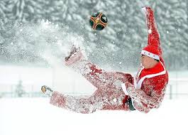 Weihnachtsmänner können auch ausgezeichnete Fußballer sein. Der Schonacher Hannes Dold beweist, dass ein Seitfallzieher im Schnee gut zu Heiligabend passen ...