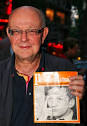 Jean-François Kahn avec une photo de Philippe Tesson - kahn-tesson