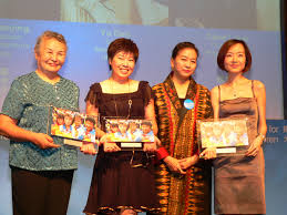 ... University scholar, Chen Luyu (right), TV journalist for Phoenix TV receive awards from Dr. YinYin Nwe (2nd right), UNICEF representative for China. - 0019b91ec8450a08f23919