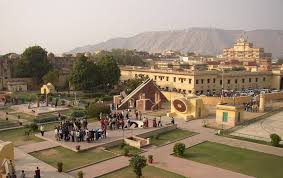 Observatorium: Gegenüber vom Stadtpalast steht das Observatorium (Jantar Mantar), mit dessen Bau Jai Singh bereits 1748 begann. - Jantar-Manta-Jaipur1