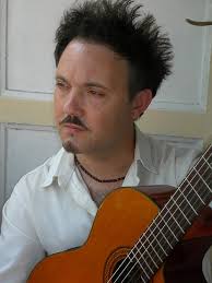 Martin Navarro. Martín Navarro es de Zaragoza, tímido, músico desde edad temprana, cabezota, republicano, animalista y viajero vocacional. - martin-navarro