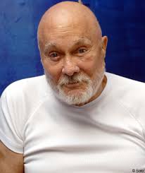 Tony Curtis plays an elderly