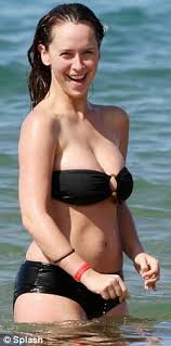 Jennifer Love Hewitt squeezes