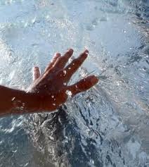 MANO_AGUA.jpg