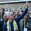 José Mourinho bringt die Fans von Fenerbahce Istanbul bei seiner ...