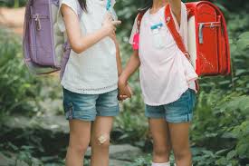   女子小学生 薄着|