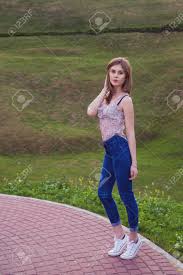 野外　美女|夕暮れ時に野外での朗読会😀📓 Outdoor reading at sunset 😀📓 #AIイラスト #AI美女 #美女 #OL #ai  #aiart #aiphoto #aiphotography #officelady #beautifulwoman