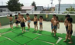 幼稚園児水遊び全裸|綾の研究工房 お披露目会 | えそらフォレスト株式会社