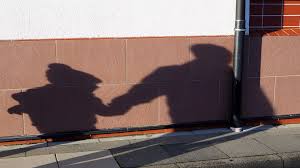 голая семиклассница|На севере Петербурга на крышу иномарки упала голая школьница...