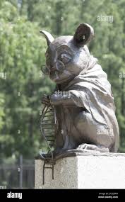 sibirien mouse|In Siberia, Russia, a bronze statue stands, portraying a laboratory mouse  engaged in knitting a double helix of DNA. This sculpture serves as a  tribute to all the mice that were sacrificed