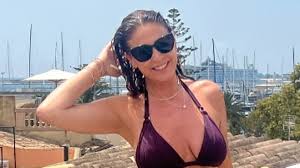 lisa snowdon braless|Selena Gomez suffers double wardrobe malfunction by going braless in skimpy  black top - OK! Magazine