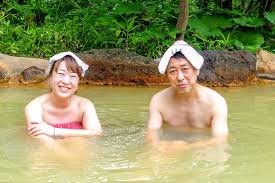 混浴|日本で人生初の混浴露天風呂が恥ずかしさを通り過ぎて怖い…｜外国人夫婦の日本縦断バイク旅 12日目【北海道】 - YouTube