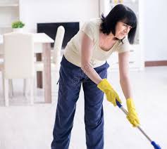 熟女主婦家庭内画像|熟女が飲む。カジュアルな服を着た中年の女性は、自宅のソファでレモンジュース入りの新鮮な水を飲んでいます。健康的な食事のコンセプト。の写真 –  Unsplashの美の画像