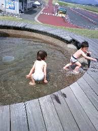 子どもすっぽんぽん画像|中央）トウモロコシ、すっぽんぽん！ | ココモ保育園