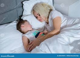 секс с маленьким сыном|Порно мама трахается с маленьким сыном