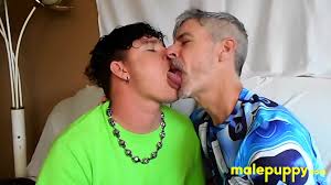 Easaatbaaaaaa oqg jpg x Gay men kissing