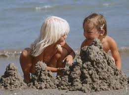 Конкурс маленьких нудисток|Чем занять детей а пляже | Растим дружных братьев и сестер!