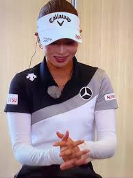 女子ゴルファー　しゃがみ画像|女性ゴルファーのカップに向かって転がりボールを見ての写真素材・画像素材 Image 21009414