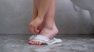 女孩尿 |尿片女孩」深圳街頭行乞惹關注悲慘身份曝光