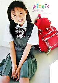 河西莉子|駿河屋 -<中古>河西莉子/全身(右足見切れ)・座り・衣装黒ピンク白・赤リボン・制服・肩にカーテン/DVD「コスプレDX 10歳」生写真（女性生写真）