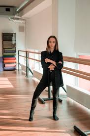 teen pre tights|カメラを見上げているプレティーンの女の子の写真素材・画像素材 Image 160866477