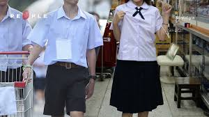 เปลือย　นักเรียน|ข่าวช่องวัน - ผู้ใช้งานอินเทอร์เน็ต ถามหาความเหมาะสม  หลังมีเพจดังคนติดตามเกือบแสนคน โพสต์ภาพนักเรียนนักศึกษา ในลักษณะโป๊เปลือย  ส่งผลให้เกิดภาพลักษณ์ที่ไม่ดีกับชุดนักศึกษา ถามแบบนี้ศิลปะ  หรือเข้าข่ายอนาจาร? หวั่นบุตรหลานเสพสื่อไม่เหมาะสม #ข่าวช่องวัน ...