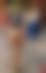  на людях безтрусиков|Красивая и веселая девушка позирует без трусиков на улице, демонстрирует  свои прелести прохожим на улице, мужики проходят мимо нее с снимают на  телефоны, девушка подняла ножку, бритая розовая пизда и голые сиськи,