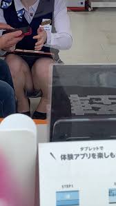 しゃがみ　パンチラ　盗撮　顔出し|エロリアン