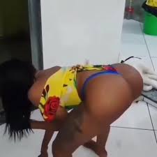 Amadora negra gostosa com tesão de fio dental empinando bunda jpg x Gostosa fio