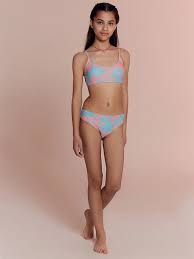 幼稚園　プール　裸девочки в купальниках|Фото Little Girl Bikini | Freepik