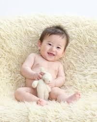 赤ちゃん　裸|地球儀と裸の赤ちゃん[10449000103]の写真・イラスト素材｜アマナイメージズ