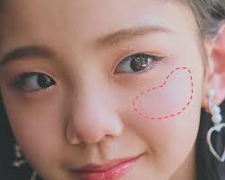 女子小学生　顔アップ| / X