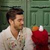 Andrew Garfield praat over dood van moeder met Elmo van ...