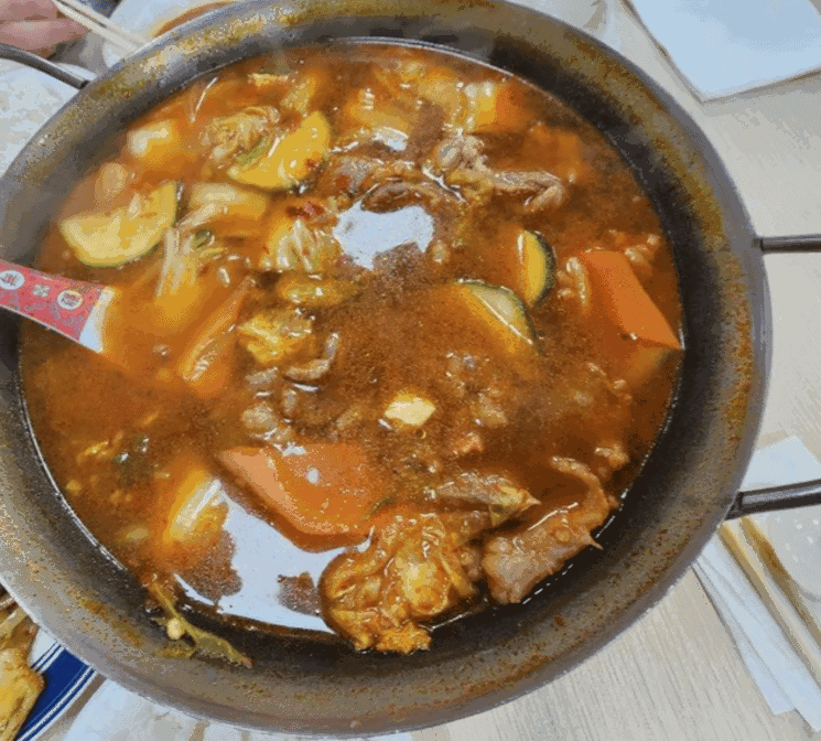 Chong Qing Hot Pot by null