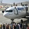 離陸機に殺到するアフガン人、上空から落下の映像も 女性脅迫 ...