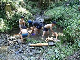 娘　川遊び　はだか|大分県耶馬溪錦谷温泉華じ花キャンプ場フリーテントオートキャンプ一枚岩川ペット犬デイキャンプバーベキュー家族子連れ