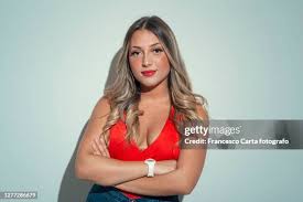 chubby blonde|若いぽっちゃりブロンドの女の子の肖像画の写真素材・画像素材 Image 111746690