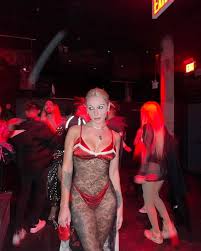 валя гладкова голая модель| в чёрном цвете с дизайном, из гипса, 25  см. купить c доставкой на OZON по низкой цене (521870591)