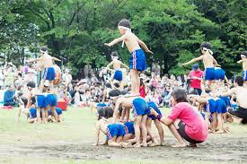 保育園　裸　夏|なにごともやり過ぎちゃう子どもたち。 公園の水のみ場で遊んでいるうちに、服を脱いで「お洗濯」。 全員雨の中の裸ん坊は壮観でした。 #裸ん坊  #水遊び大好き #笑顔#笑顔が免疫力アップ#青空保育たけ｜たけの子
