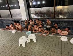 少年団　お風呂|松浪スポーツ少年団 - 毎日暑いから、お昼休みに水風呂始めました🏄‍♂️ 新しい服に着替えて気持ちもリフレッシュ✨午後の練習もがんばりました😊👍  #少年野球 #軟式野球 #松浪 #松浪小学校 #スポーツ少年団 #茅ヶ崎 #湘南 #小学生 #年中さん #年長さん #野球やろうぜ ...