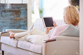 熟女主婦家庭内画像|村の家のポーチに座っている熟女。の写真素材・画像素材 Image 52719194