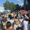 五輪開会式前の国立競技場周辺は“超密状態”グッズショップ、歩道 ...
