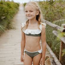 little girl bikini|Freepik